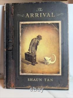 Shaun Tan The Arrival SIGNED 1st/1st With Photo Of Him Signing Collectible